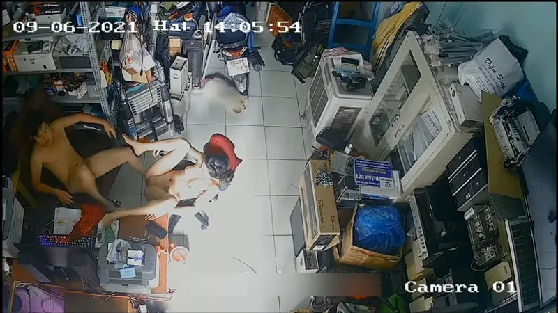 Vợ yêu ông chồng phang nhau trong của hàng máy tính