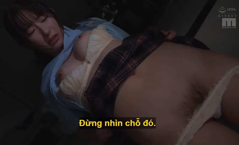 Sếp trên lập mưu "dạy dỗ" cô em dưới quyền kiêu kỳ lười nhác, suốt ngày chỉ mải mê tán gẫu tin nhắn với người yêu.